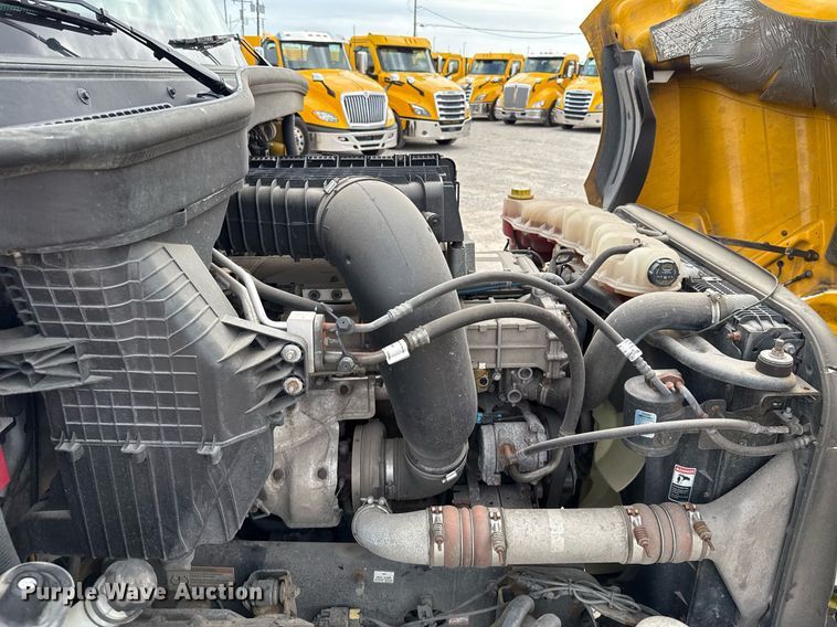 image for item EJ4596 2021 Freightliner Cascadia 126 semi truck