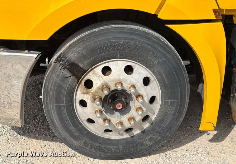 image for item EJ4596 2021 Freightliner Cascadia 126 semi truck