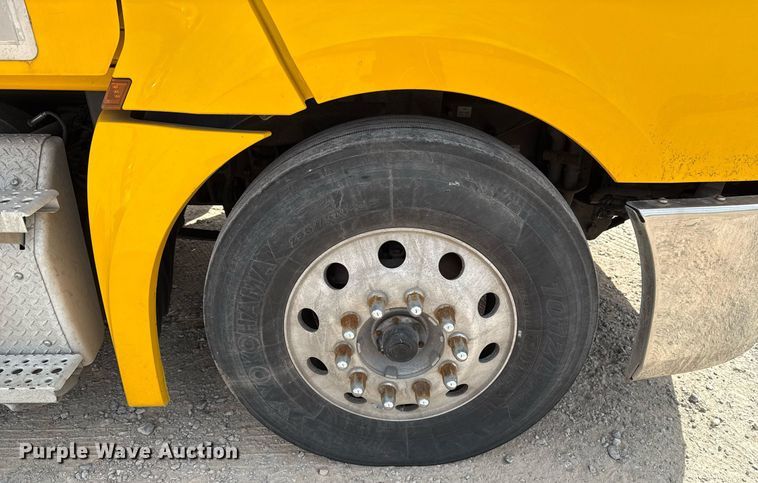 image for item EJ4596 2021 Freightliner Cascadia 126 semi truck