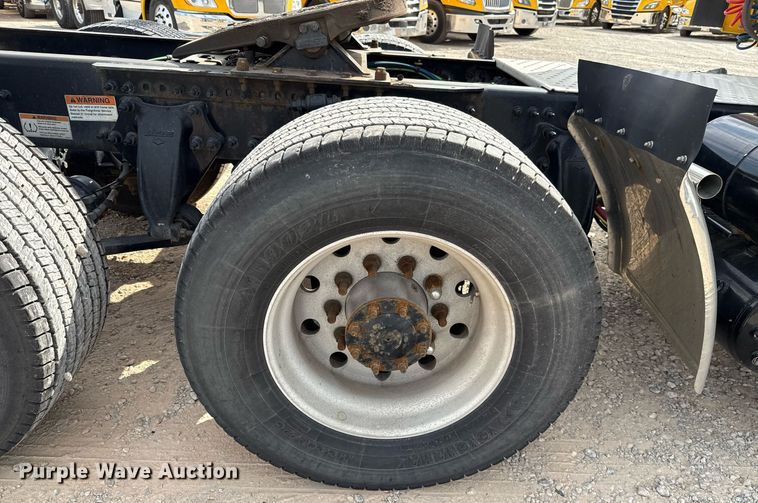 image for item EJ4596 2021 Freightliner Cascadia 126 semi truck