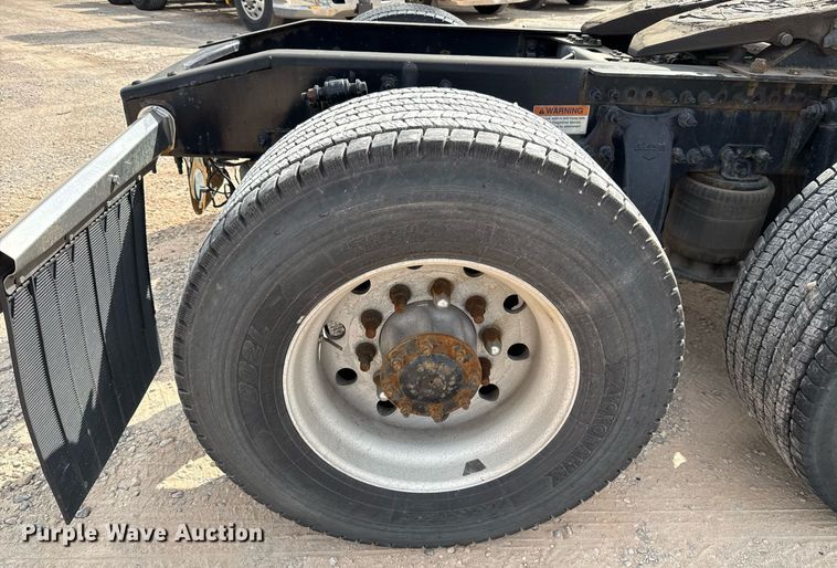 image for item EJ4596 2021 Freightliner Cascadia 126 semi truck