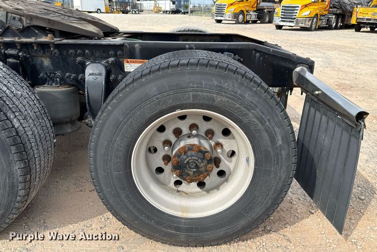 image for item EJ4596 2021 Freightliner Cascadia 126 semi truck