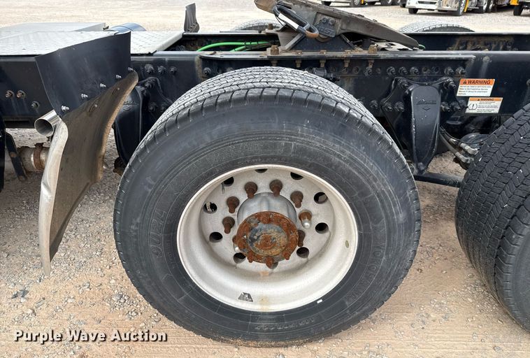 image for item EJ4596 2021 Freightliner Cascadia 126 semi truck