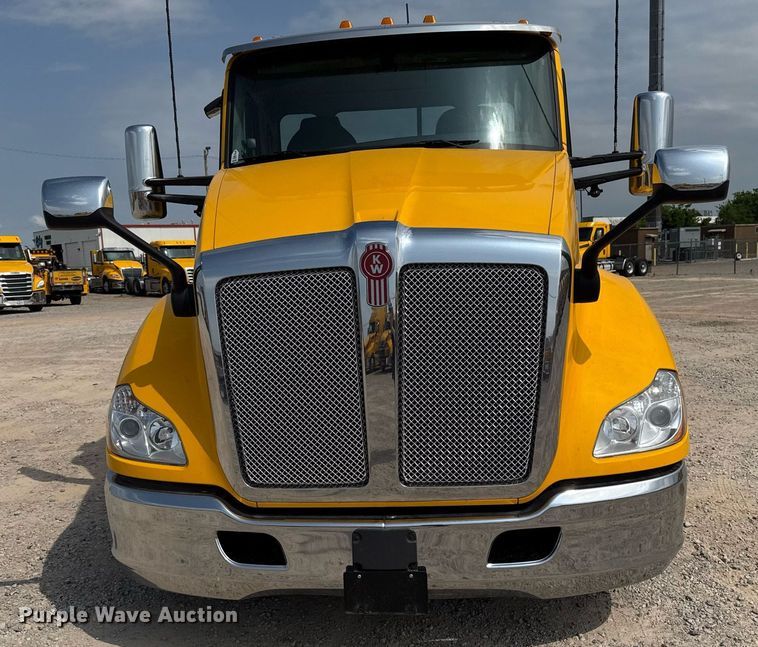 image for item EJ4597 2022 Kenworth T680 semi truck