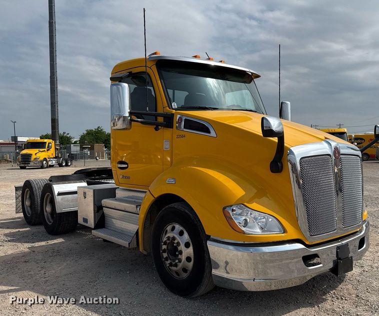 image for item EJ4597 2022 Kenworth T680 semi truck