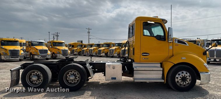 image for item EJ4597 2022 Kenworth T680 semi truck