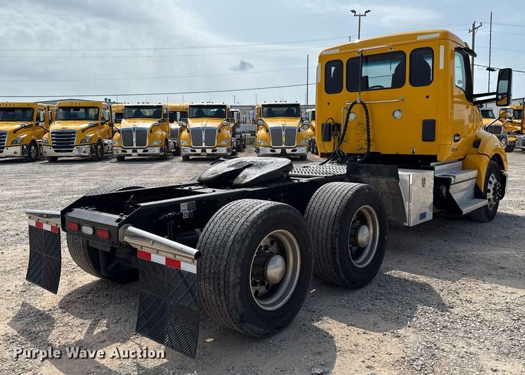 image for item EJ4597 2022 Kenworth T680 semi truck