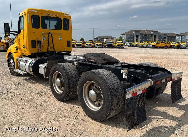 image for item EJ4597 2022 Kenworth T680 semi truck