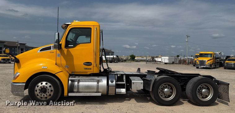 image for item EJ4597 2022 Kenworth T680 semi truck
