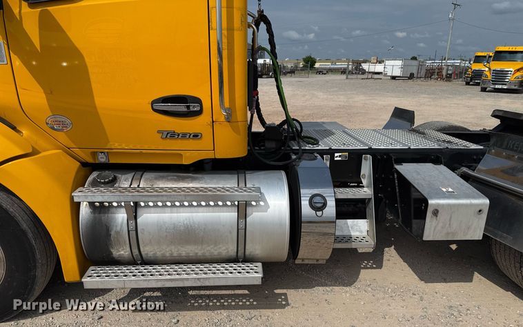 image for item EJ4597 2022 Kenworth T680 semi truck