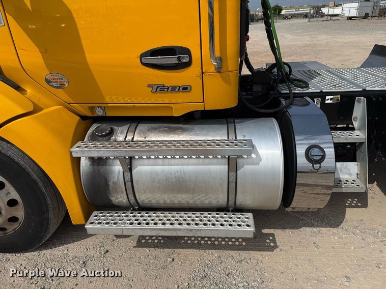 image for item EJ4597 2022 Kenworth T680 semi truck