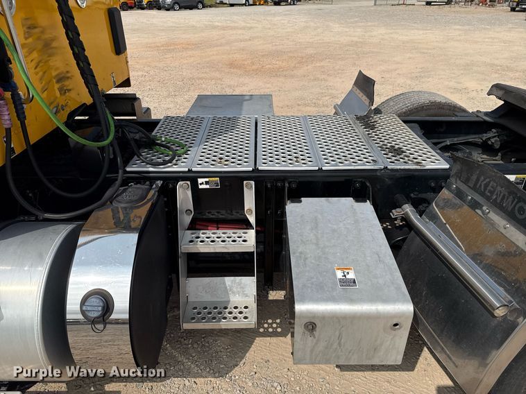 image for item EJ4597 2022 Kenworth T680 semi truck