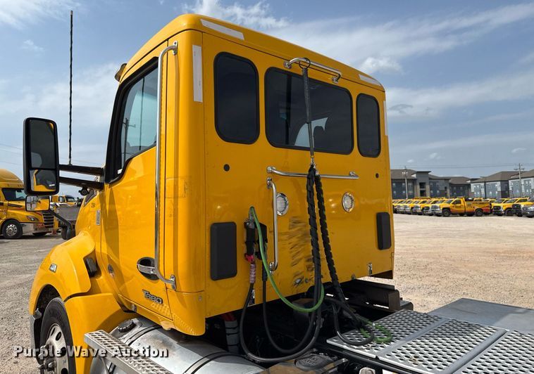 image for item EJ4597 2022 Kenworth T680 semi truck