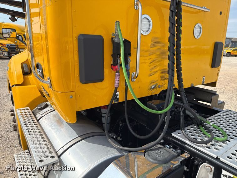 image for item EJ4597 2022 Kenworth T680 semi truck