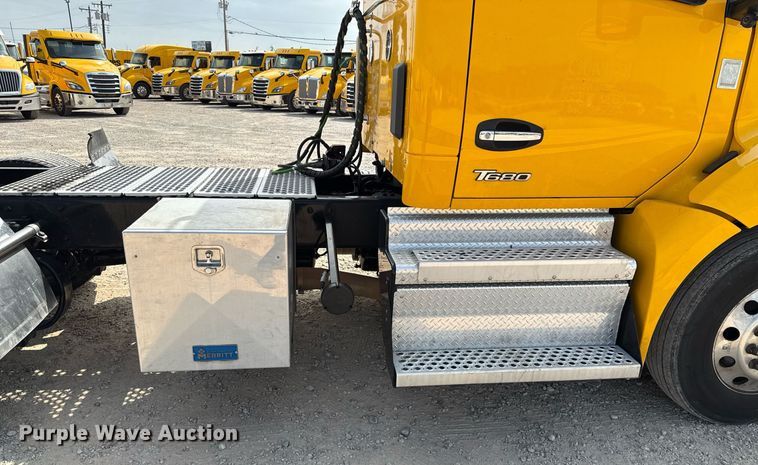 image for item EJ4597 2022 Kenworth T680 semi truck