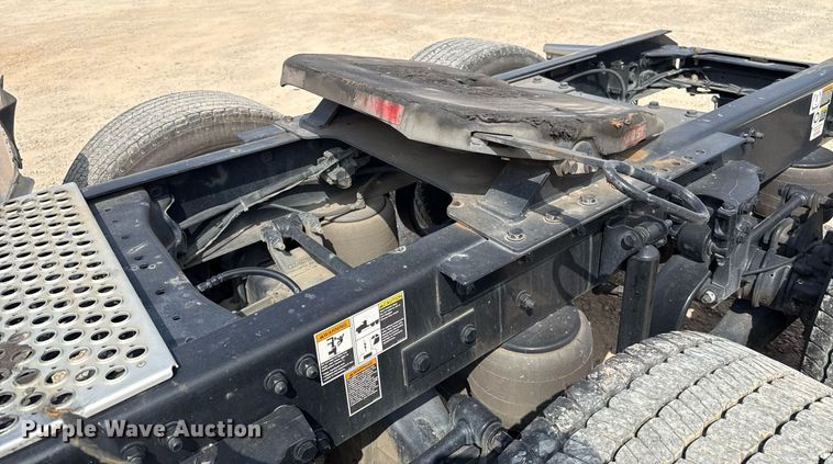 image for item EJ4597 2022 Kenworth T680 semi truck