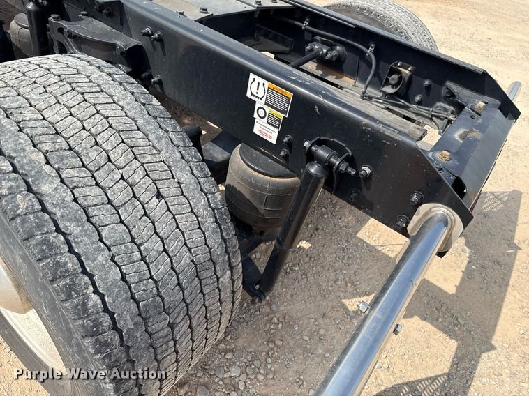 image for item EJ4597 2022 Kenworth T680 semi truck