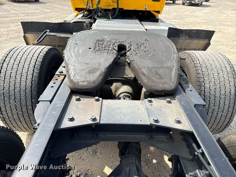 image for item EJ4597 2022 Kenworth T680 semi truck