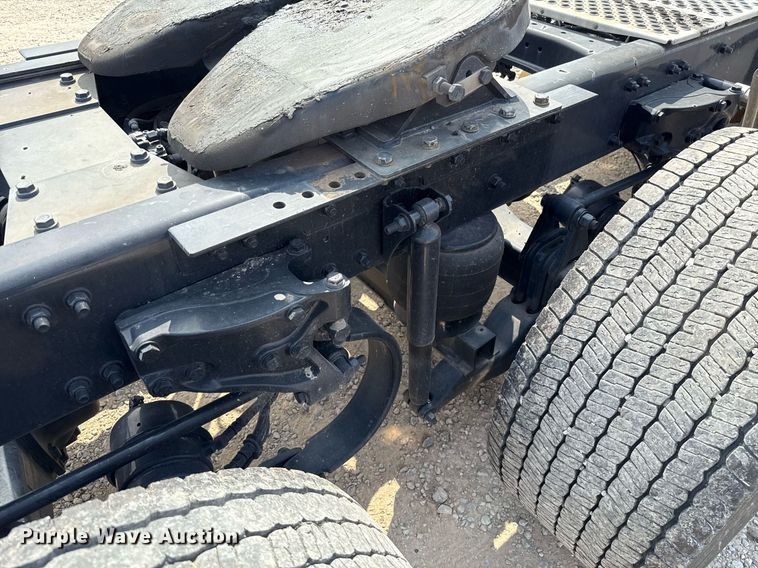 image for item EJ4597 2022 Kenworth T680 semi truck