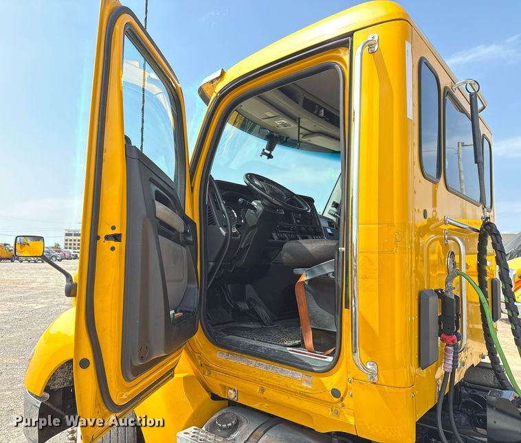image for item EJ4597 2022 Kenworth T680 semi truck