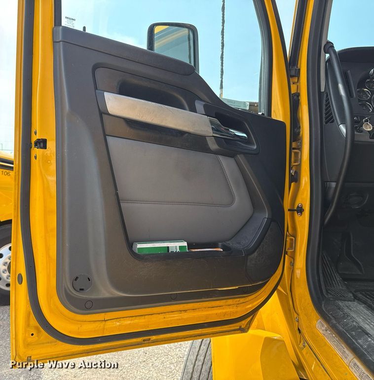 image for item EJ4597 2022 Kenworth T680 semi truck