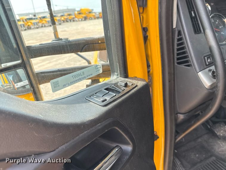 image for item EJ4597 2022 Kenworth T680 semi truck