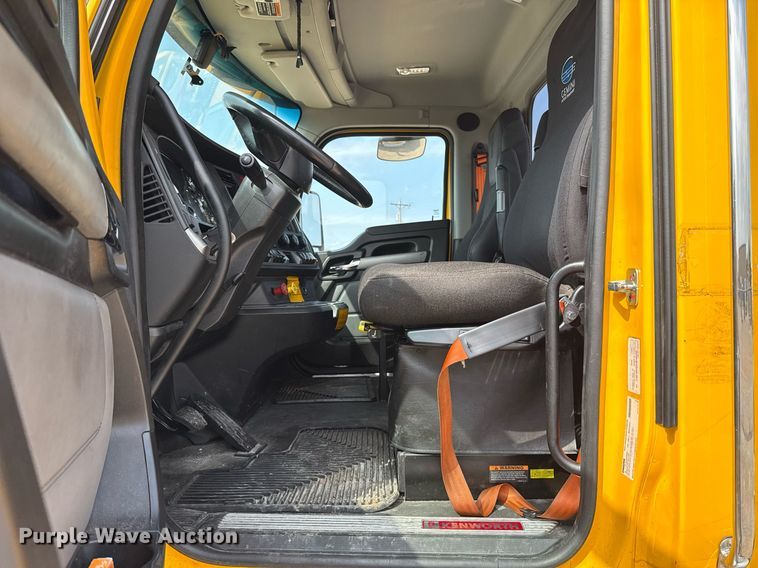 image for item EJ4597 2022 Kenworth T680 semi truck