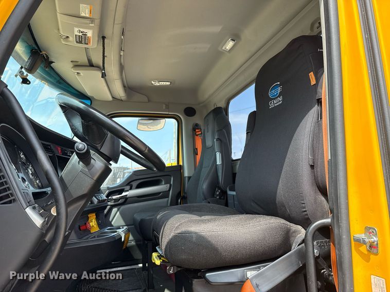 image for item EJ4597 2022 Kenworth T680 semi truck