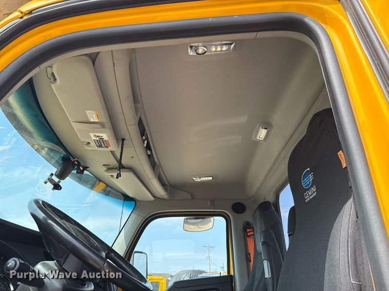 image for item EJ4597 2022 Kenworth T680 semi truck