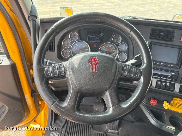 image for item EJ4597 2022 Kenworth T680 semi truck