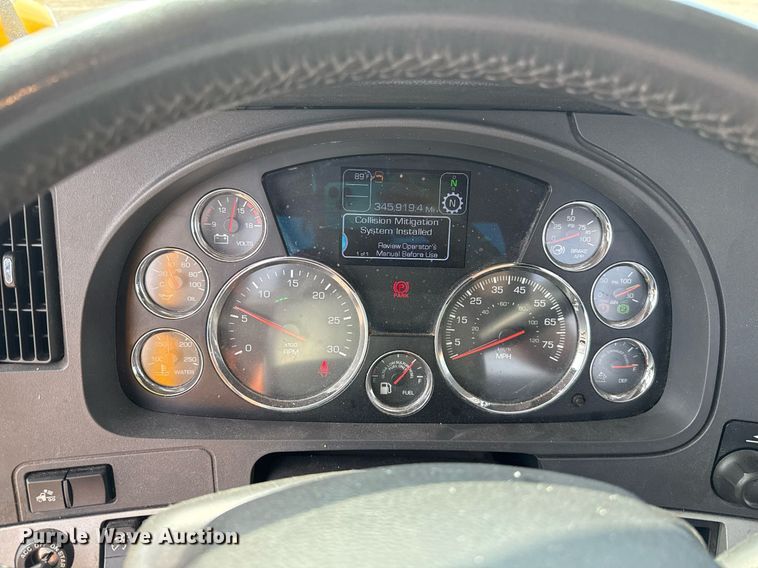 image for item EJ4597 2022 Kenworth T680 semi truck