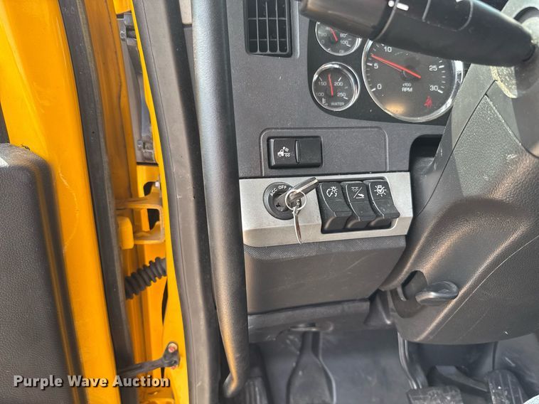 image for item EJ4597 2022 Kenworth T680 semi truck