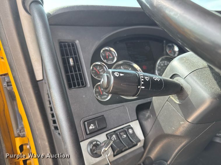 image for item EJ4597 2022 Kenworth T680 semi truck