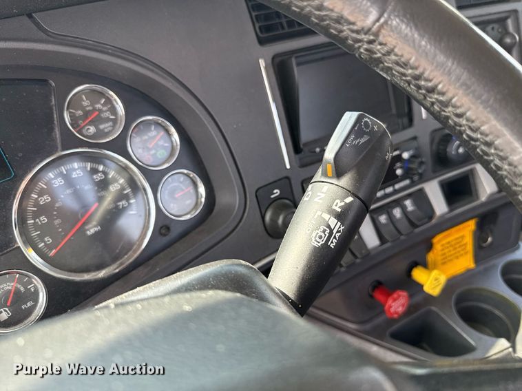 image for item EJ4597 2022 Kenworth T680 semi truck