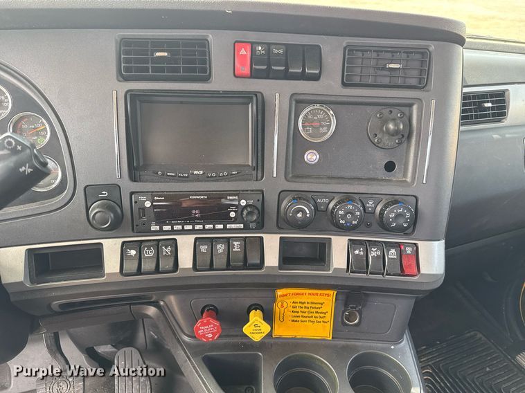 image for item EJ4597 2022 Kenworth T680 semi truck