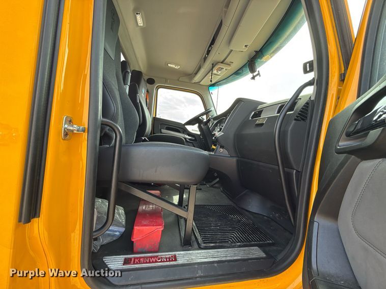 image for item EJ4597 2022 Kenworth T680 semi truck