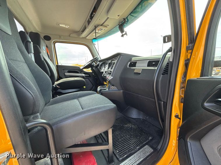image for item EJ4597 2022 Kenworth T680 semi truck