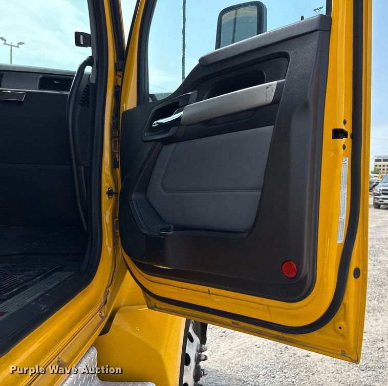 image for item EJ4597 2022 Kenworth T680 semi truck