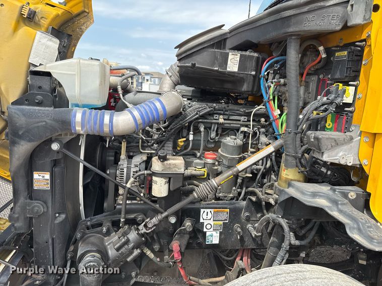 image for item EJ4597 2022 Kenworth T680 semi truck