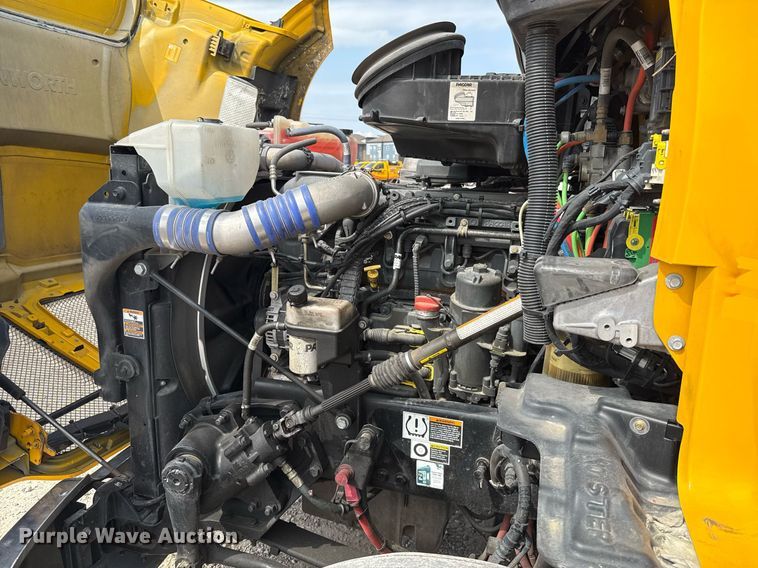 image for item EJ4597 2022 Kenworth T680 semi truck