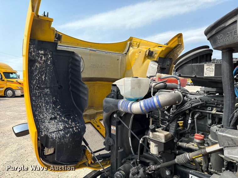 image for item EJ4597 2022 Kenworth T680 semi truck