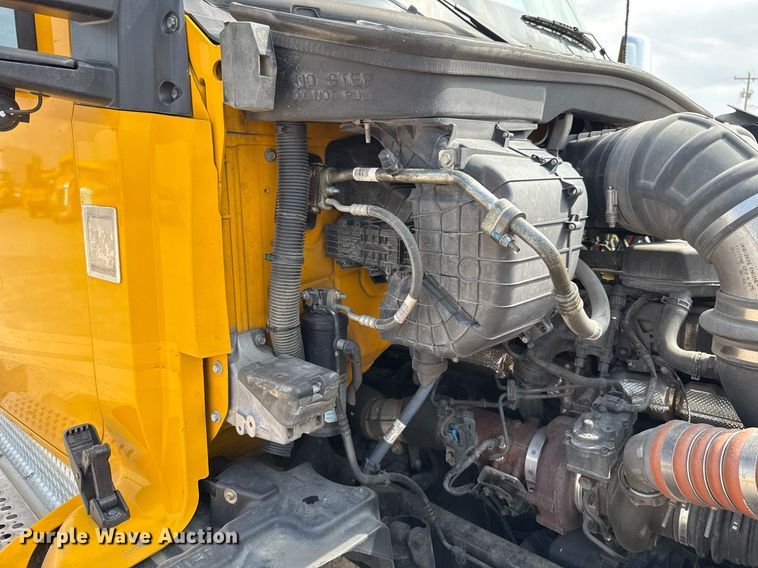 image for item EJ4597 2022 Kenworth T680 semi truck