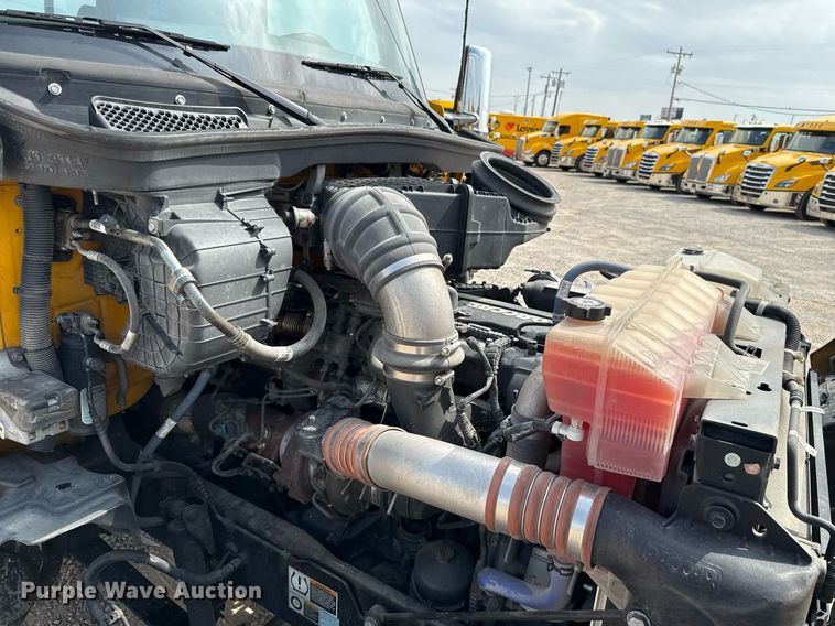 image for item EJ4597 2022 Kenworth T680 semi truck