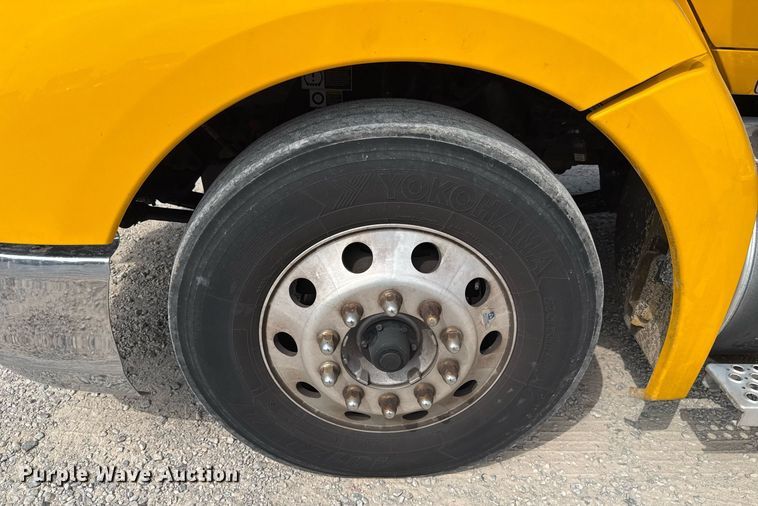 image for item EJ4597 2022 Kenworth T680 semi truck