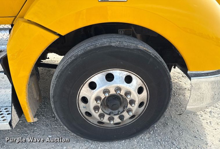 image for item EJ4597 2022 Kenworth T680 semi truck