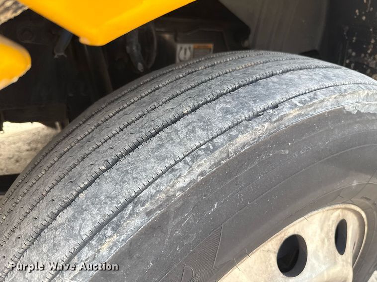 image for item EJ4597 2022 Kenworth T680 semi truck