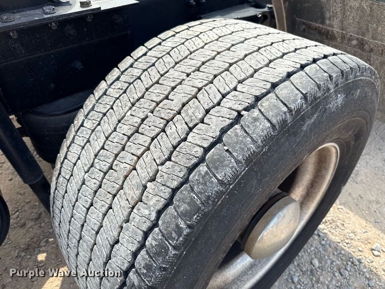 image for item EJ4597 2022 Kenworth T680 semi truck