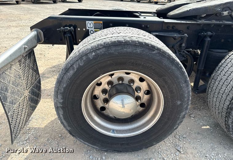 image for item EJ4597 2022 Kenworth T680 semi truck