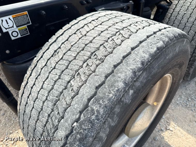 image for item EJ4597 2022 Kenworth T680 semi truck