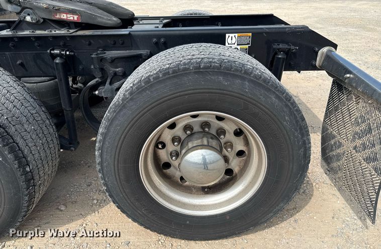 image for item EJ4597 2022 Kenworth T680 semi truck